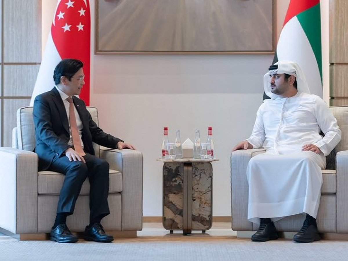 الشيخ مكتوم بن محمد يبحث مع رئيس وزراء سنغافورة توسيع التعاون الاقتصادي