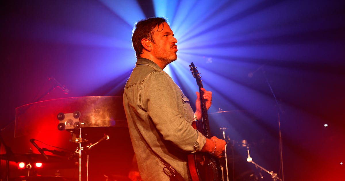 Kings of Leon يحل محل زارا لارسون في حفل غراند بري أبوظبي