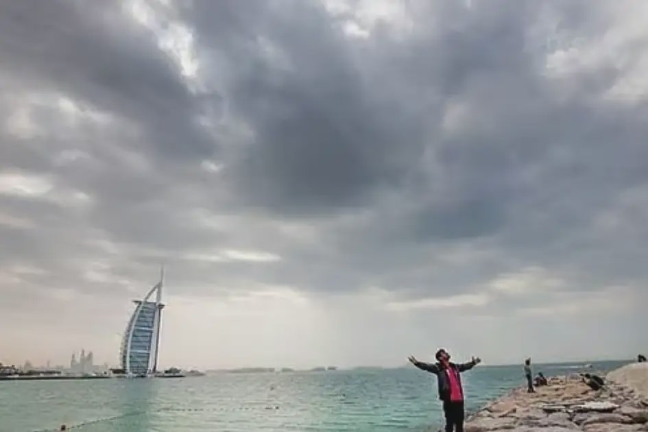 وزارة الداخلية الإماراتية تحذر من أمطار غزيرة وبرد في عدة مناطق