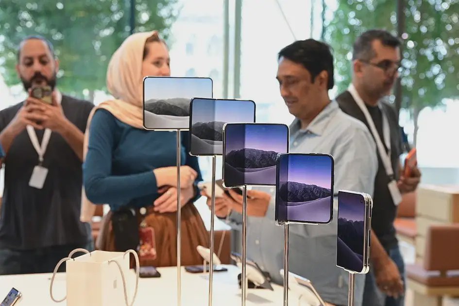 iPhone Duo Resold for Up to Dh25,000 as Dubai Buyers Cash In on Shortage