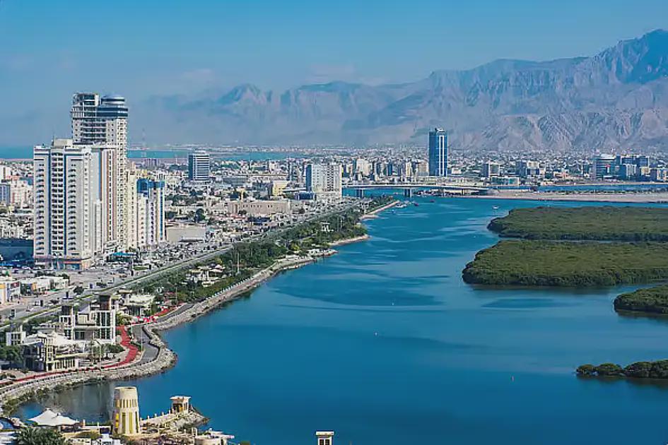 الشارقة ورأس الخيمة تغلقان الشواطئ بعد تسرب نفطي قرب أم القيوين